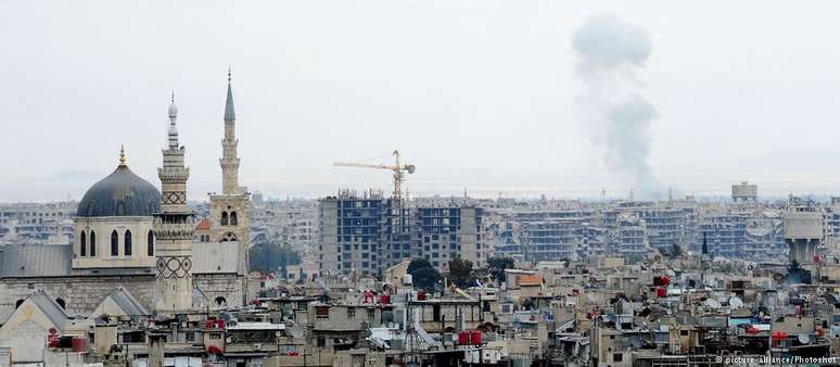 População de Ghouta Oriental continua sujeita a bombardeios, mesmo com pausa determinada por Moscou