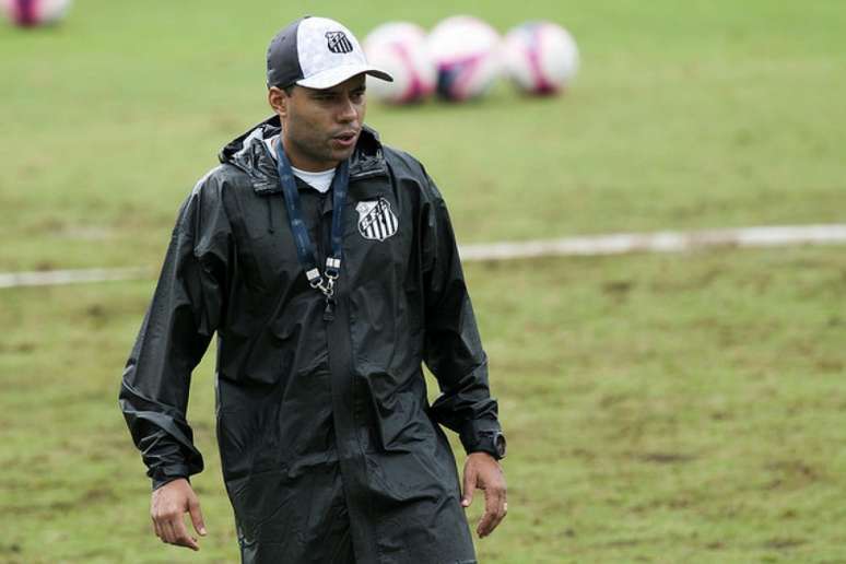 Jair Ventura comandou treino coletivo de reservas na pré-Libertadores (Foto: Ivan Storti)
