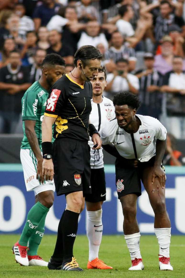 Árbitro Raphael Claus comandou o clássico domingo e foi alvo de polêmica (Foto: Marco Galvão/Fotoarena/Lancepress!)