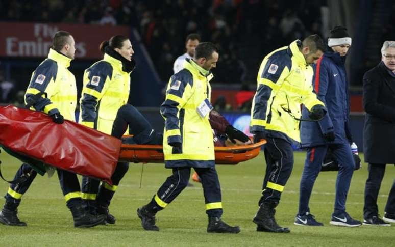 Neymar sai de maca contra o Olympique de Marselha (Foto: Geoffroy Van der Hasselt / AFP)