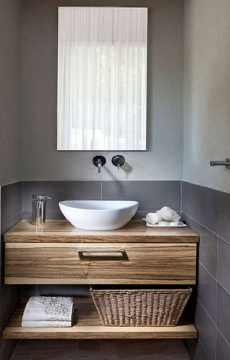 43. Invista em detalhes de madeira para a decoração de lavabo pequeno ficar mais aconchegante