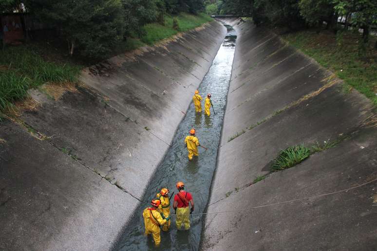 Pelo menos 50 bombeiros participam das buscas pelo menino desaparecido durante a chuva de segunda-feira em três frentes: uma equipe por terra, outra no córrego Rincão e o um grupamento aéreo para tentar localizar o menino.