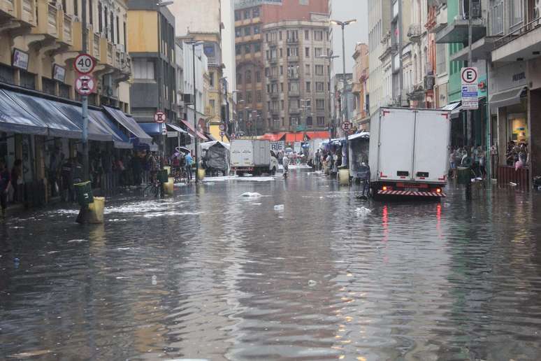 Chuva alaga a região da 25 de Março em São Paulo (SP), nessa segunda-feira (26).