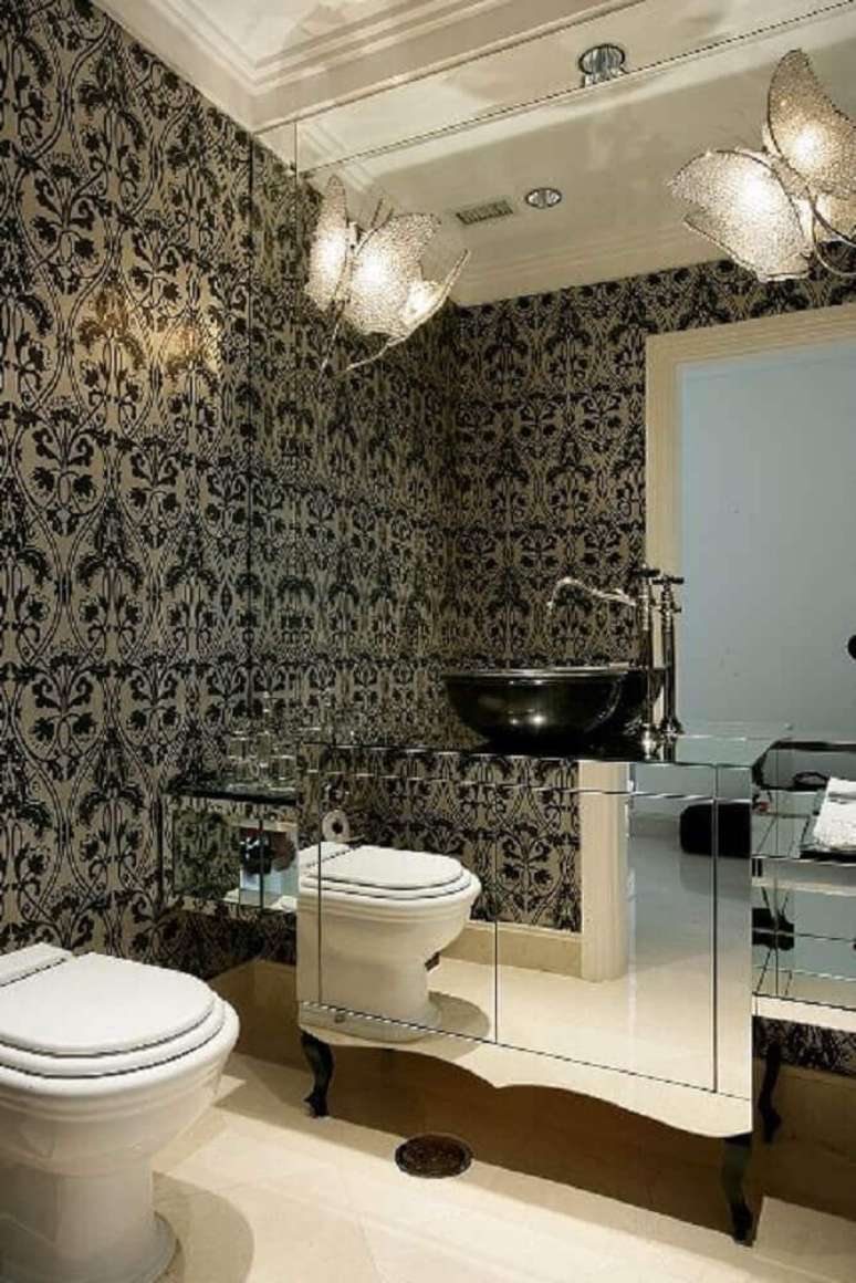 18. Os móveis espelhados também podem garantir amplitude ao lavabo pequeno e aliado com o papel de parede, trás um toque de requinte ao ambiente
