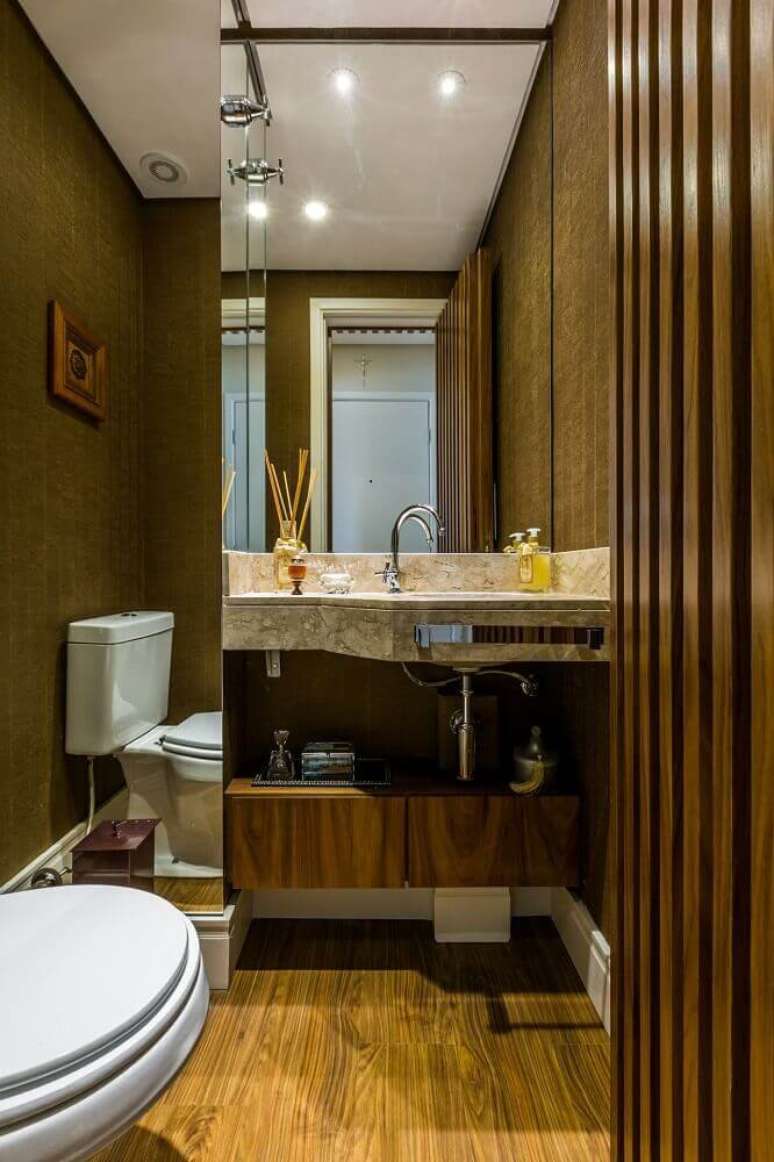 11. A parede totalmente revestida com espelho na decoração do lavabo pequeno, garante que o ambiente fique visualmente maior.