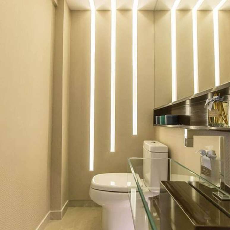 30. A iluminação é muito importante para lavabos pequenos decorados.