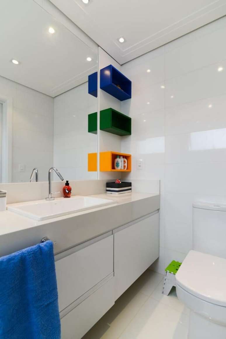 4. Coloque nichos coloridos para criar pontos de cor na decoração de lavabo pequeno e clean.
