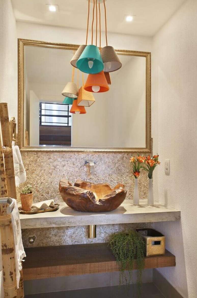 36. Linda decoração de lavabo pequeno com cuba de madeira e pendentes coloridos.