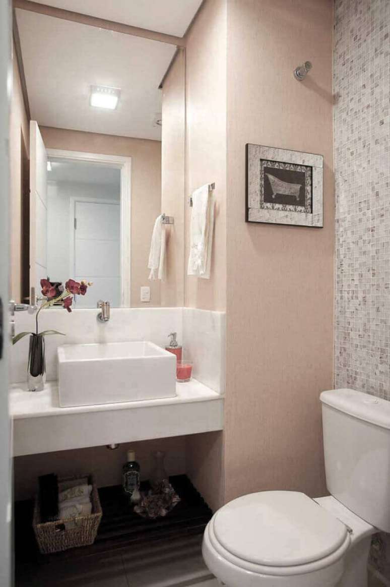 26. Decoração de lavabo pequeno com pia de mármore e paredes rosas