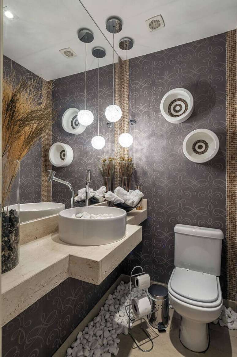 3. Sofisticada decoração de lavabo pequeno com papel de parede e pedras brancas.