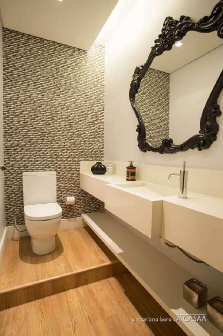 34. Decoração de lavabo com piso de madeira e espelho provençal.
