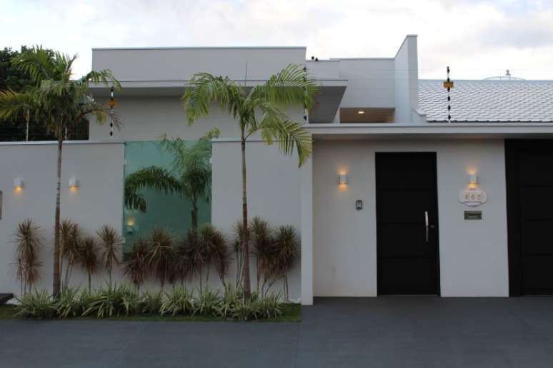 29. Frente de casas modernas com muro. Projeto de Bianca Monteiro
