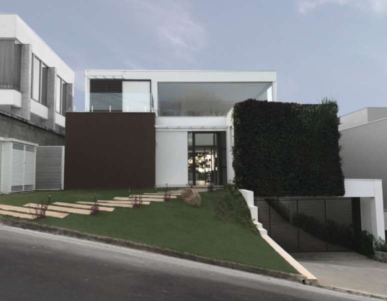 27. Há um quê de minimalismo na frente de casas modernas. Projeto de Ilha Arquitetura