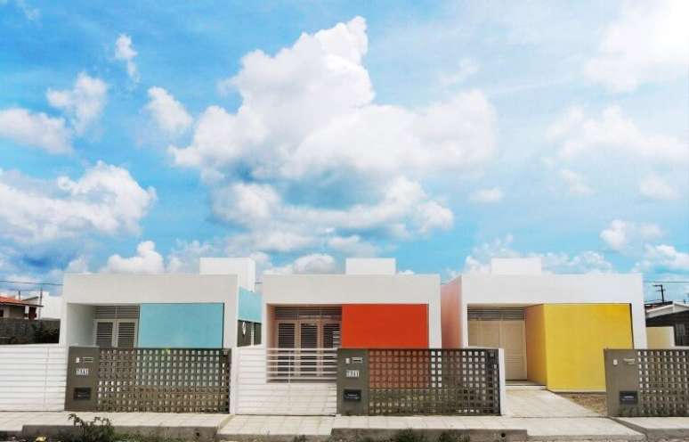 46. Frente de casas pequenas com paredes coloridas. Projeto de Martins Lucena