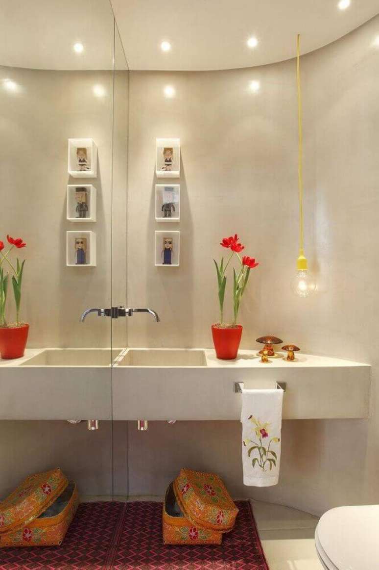 15. Arranjos de flores artificiais são fáceis e baratos de fazer, além de garantir um toque delicado na decoração do lavabo pequeno simples.