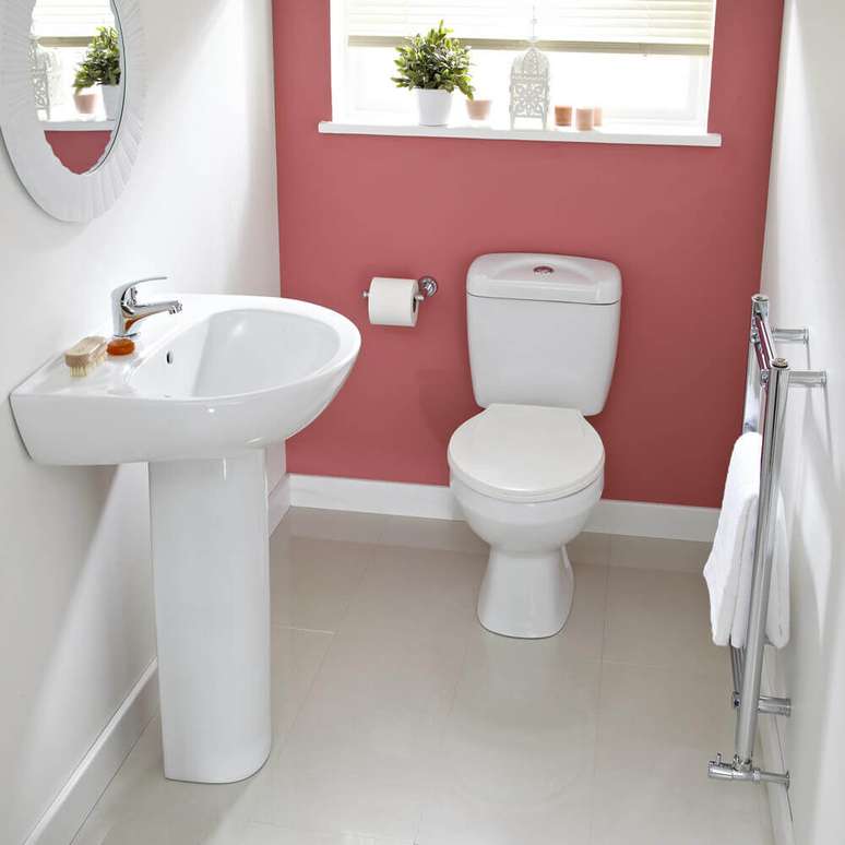 33. Lavabo pequeno simples com parede cor de rosa