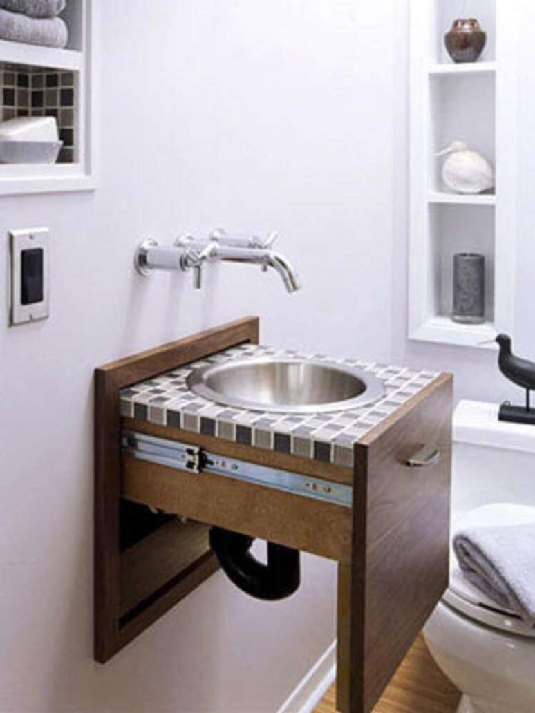 7. Móveis planejados garantem um lavabo pequeno mais funcional e bem organizado.