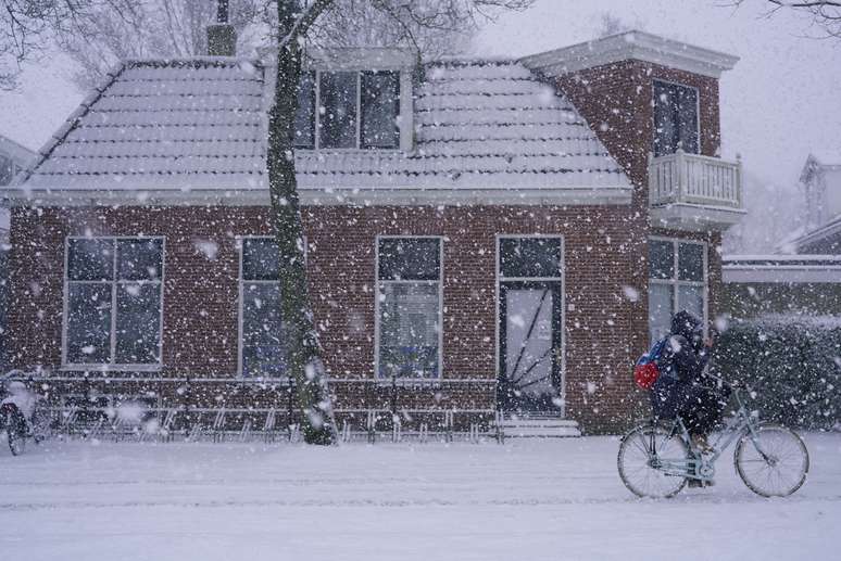 Ciclista enfrenta nevasca na Holanda