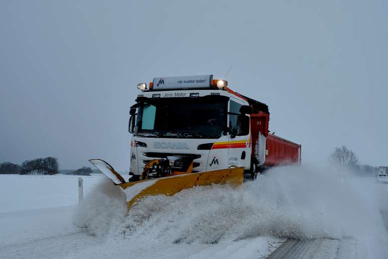 Caminhão limpa a neve em estrada na Dinamarca