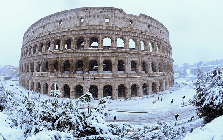 Coliseu é visto durante nevasca em Roma