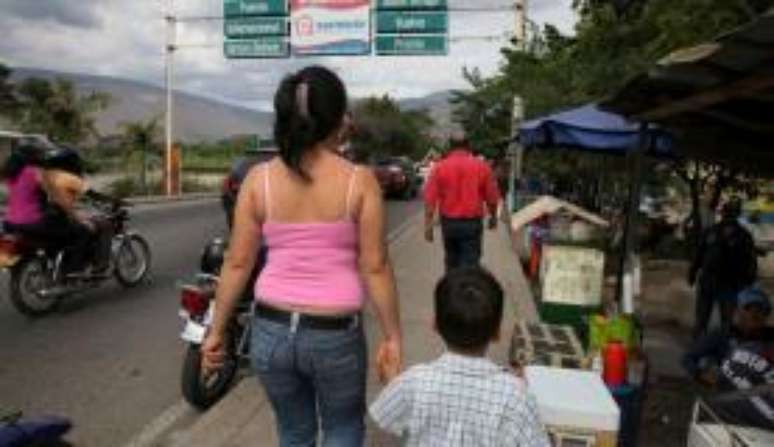 Milhares de venezuelanos têm cruzado as fronteiras com os países vizinhos para fugir da crise