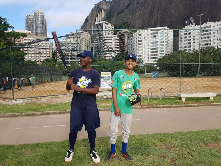 Projeto social no Rio de Janeiro ensina beisebol para jovens de comunidades carentes.
