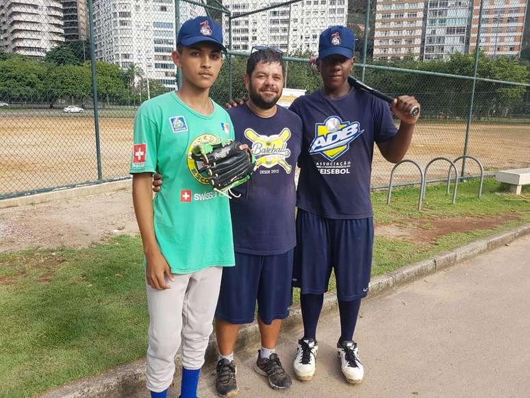 Jovens brasileiros sonham em chegar à maior liga de beisebol do