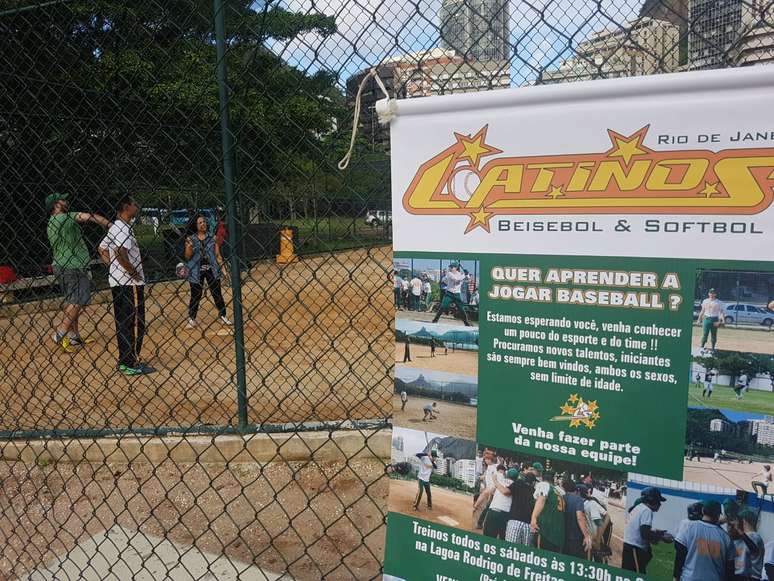 Banner convida visitantes da Lago Rodrigo de Freitas, na zona sul do Rio, a conhecer esse esporte pouco familiarizado pelos brasileiros.
