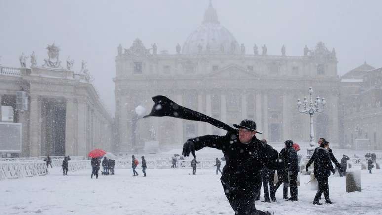 Até sacerdotes brincaram com a neve no Vaticano