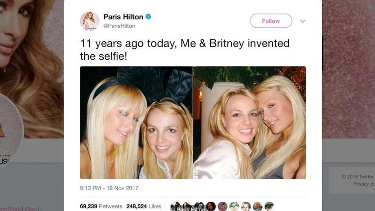 A socialite Paris Hilton diz que a foto que tirou com a cantora Britney Spears em 2006 foi a invenção da selfie | Imagem: Twitter/@ParisHilton