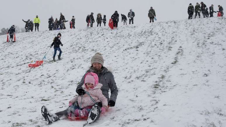 Na Inglaterra, muita gente tirou o trenó do armário para aproveitar o clima típico