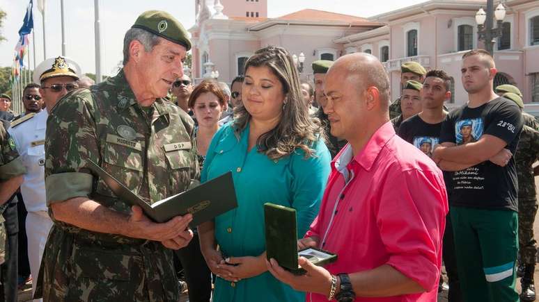 Michele e seu marido recebem condecoração póstuma do filho; família busca indenização na Justiça | Foto: Exército