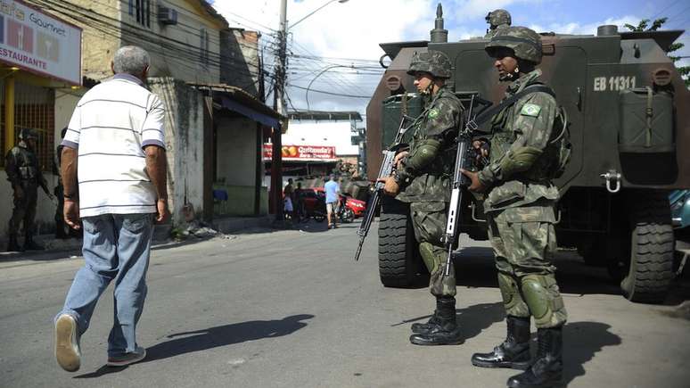 Ação do Exército na Maré em 2014; contingente de cerca de 3 mil militares ocupou parte do complexo de 16 favelas de abril de 2014 até junho de 2015 | Foto: Fernando Frazão/ Ag. Brasil