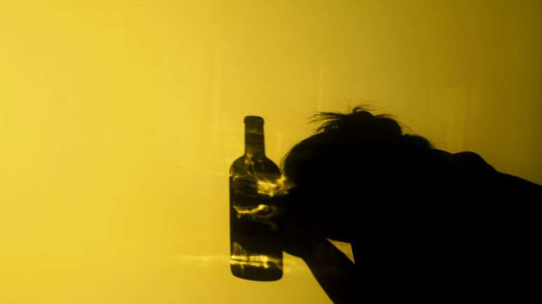 Segundo estudiosos, é clara a relação entre consumo excessivo de álcool e danos ao cérebro