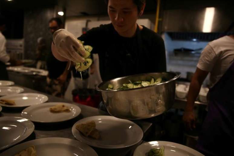 Chef prepara pratos em organização de gastronomia social no Rio de Janeiro
1/11//2017 REUTERS/Pilar Olivares