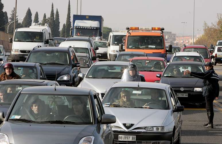 Guarda de trânsito em Roma 01/12/2006 REUTERS/Max Rossi