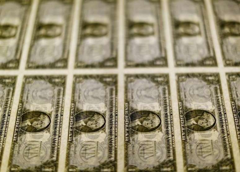 Cédulas de dólar americano no Departamento de Impressão de Cédulas e Delineamentos sobre Divisas, em Washington, EUA 
14/11/2011
REUTERS/Gary Cameron