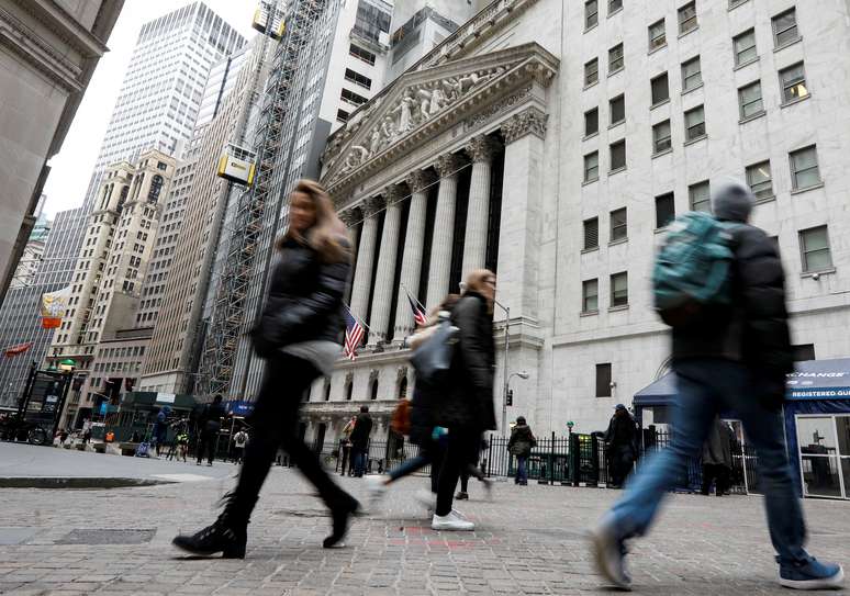 Pedestres caminham em Wall Street, em frente à Bolsa de Ações de Nova York, EUA
06/02/2018
REUTERS/Brendan McDermid