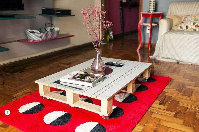 23. Utilize paletes para uma decora&ccedil;&atilde;o barata e bonita.