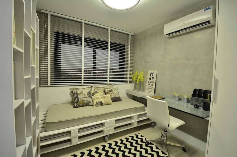 4. Cama com rodinha em decora&ccedil;&atilde;o com paletes para quarto.