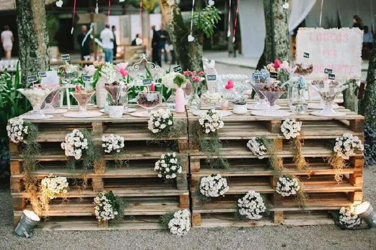 11. Mesa de casamento com decora&ccedil;&atilde;o de festa com paletes