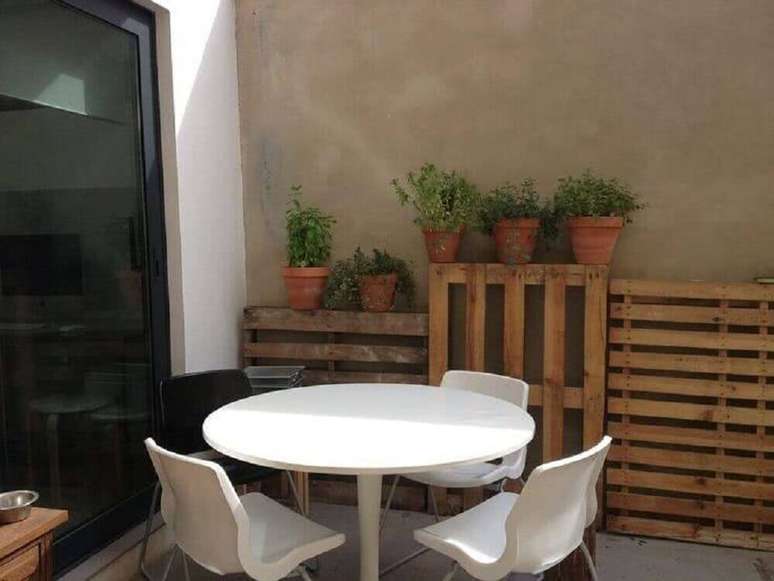 27. Os paletes s&atilde;o muito utilizados para a decora&ccedil;&atilde;o de varanda.