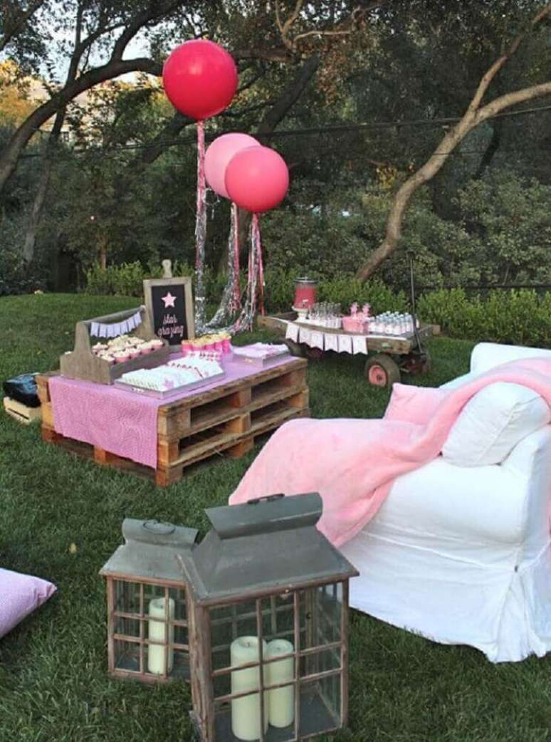 34. Decora&ccedil;&atilde;o de festa com paletes