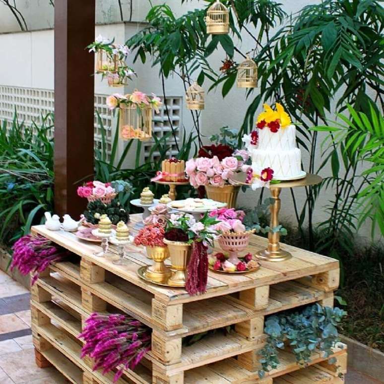 21. Para uma festa com decora&ccedil;&atilde;o r&uacute;stica, fa&ccedil;a uma mesa de paletes