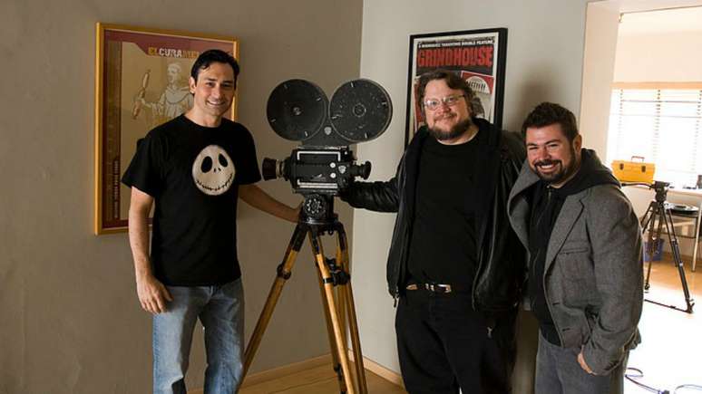 Guillermo del Toro (centro) com seu amigo e também diretor Rodolfo Guzmán (à dir.) | Foto: Arquivo Pessoal