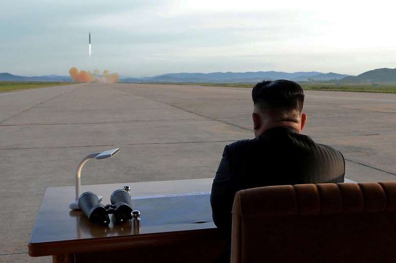 Em setembro de 2017, o líder norte-coreano Kim Jong-un assistiu numa mesa de trabalho a um dos vários testes nucleares e lançamentos de mísseis intercontinentais realizados pelo governo dele | Crédito: KCNA/ Reuters