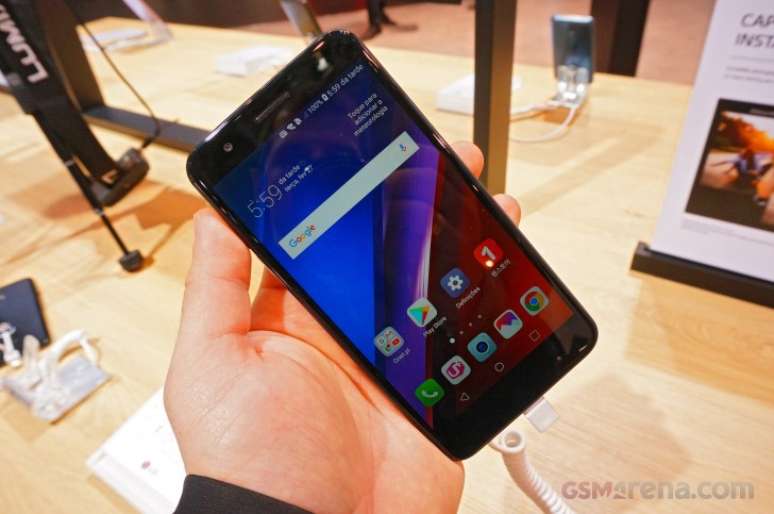 O LG K10 vem com câmera de 13 megapixels e leitor biométrico na parte de trás. (Foto: GSM Arena)
