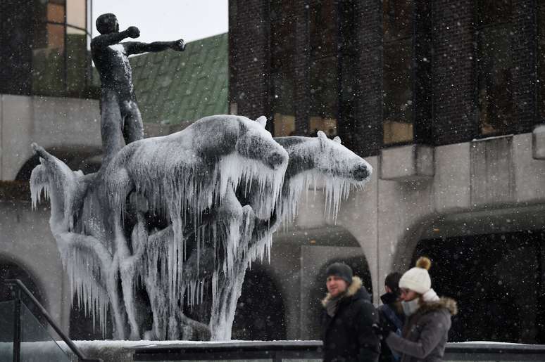 Pessoas passam por estátua congelada em Dublin, na Irlanda 01/03/2018 REUTERS/Clodagh Kilcoyne