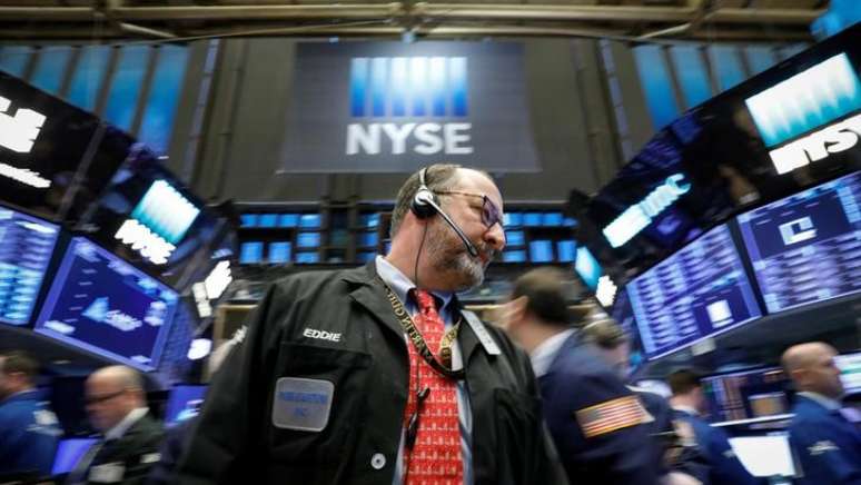 Operadores durante pregão na Bolsa de Ações de Nova York (NYSE) em Manhattan, nos EUA
26/02/2018
REUTERS/Brendan McDermid