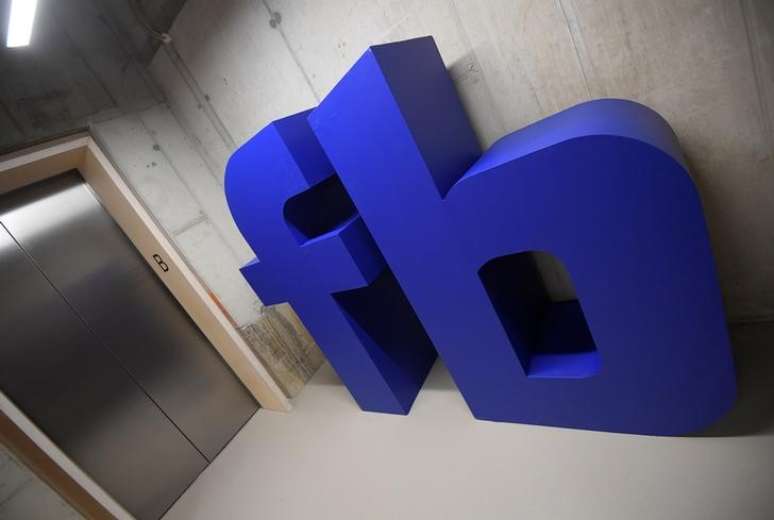 Logo gigante do Facebook na sede da empresa em Londres, no Reino Unido
04/12/2017
REUTERS/Toby Melville